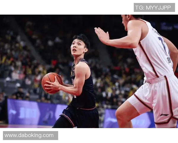 争议!徐杰被绊倒重摔倒地不起后回来更衣室 未吹违体杜锋暴怒 争议!徐杰被绊倒重摔倒地不起后回来更衣室 未吹违体杜锋暴怒